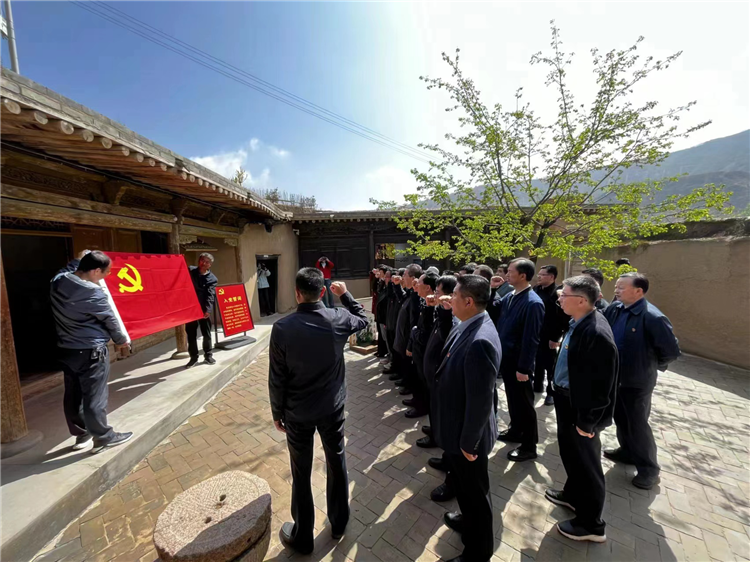 圖為臨夏州紀委監(jiān)委組織黨員干部在東鄉(xiāng)縣布塄溝黨史教育基地開展革命教育活動，賡續(xù)紅色血脈、汲取奮進力量、激發(fā)干事熱情。.png