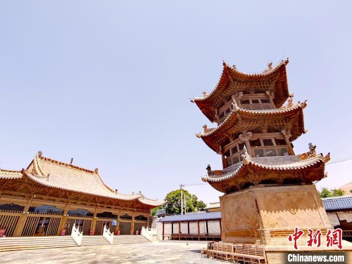 圖為阿河灘清真寺局部?！?zhí)砀?攝