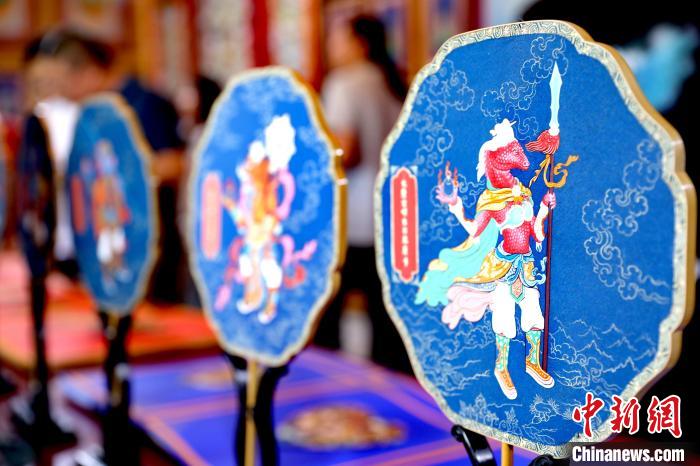 圖為唐卡延伸產(chǎn)品?！⊙Φ?攝