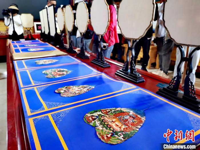 圖為唐卡延伸產(chǎn)品?！?zhí)砀?攝