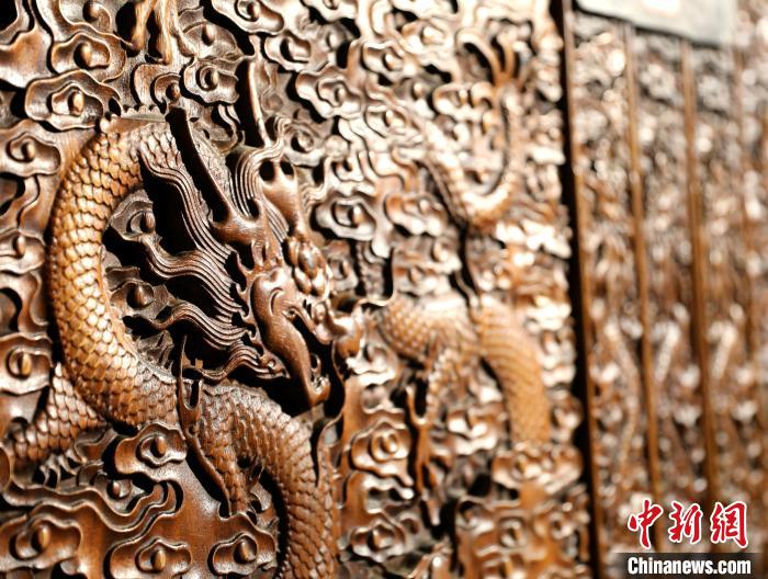 圖為青海永錄民俗博物館內(nèi)珍藏的中式家具細節(jié)展示?！⊙Φ?攝