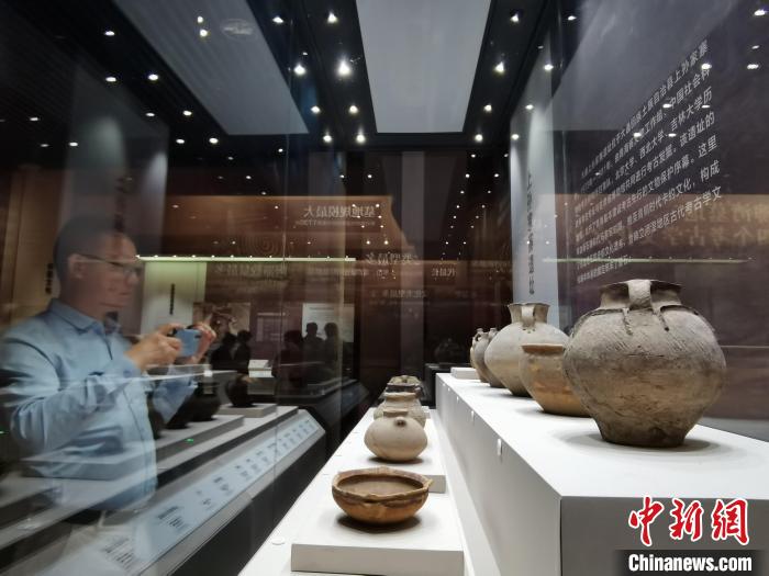 圖為河湟文化博物館展陳的陶器?！?zhí)砀?攝