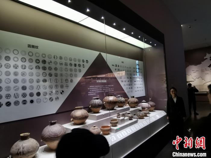 圖為河湟文化博物館展示的當(dāng)?shù)爻鐾敛侍盏募y飾類別。　張?zhí)砀?攝