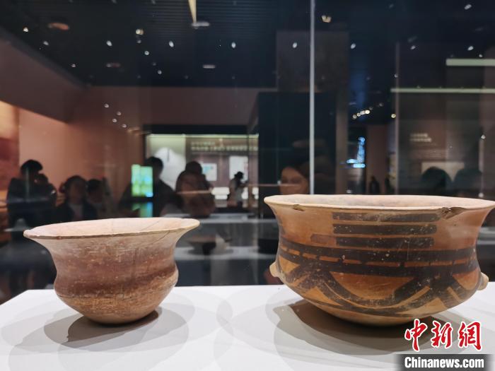 圖為河湟文化博物館展陳的陶器?！?zhí)砀?攝
