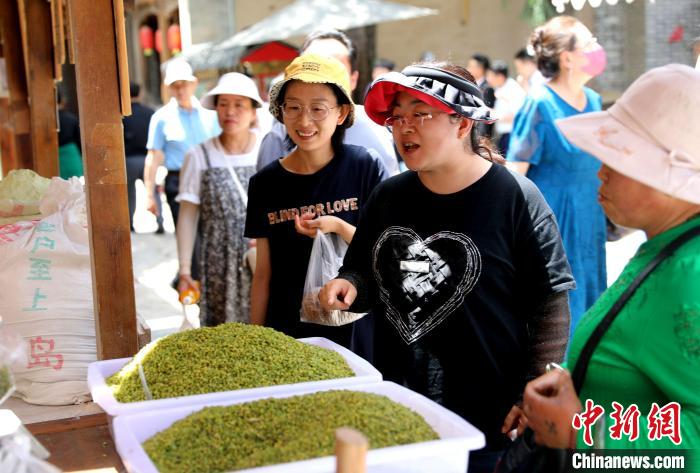 圖為民眾購買青海特色小吃?！⊙Φ?攝