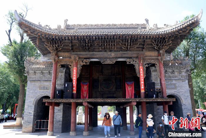 圖為平安驛·河湟民俗文化體驗(yàn)地的戲樓。　薛蒂 攝