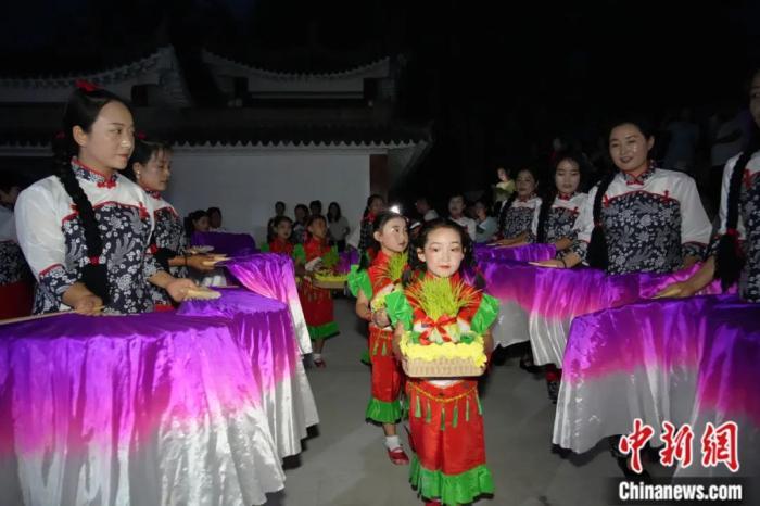 甘肅省西和縣姜席鎮(zhèn)晚霞湖畔，當(dāng)?shù)孛耖g舉行盛大的乞巧儀式。魏朵朵 攝
