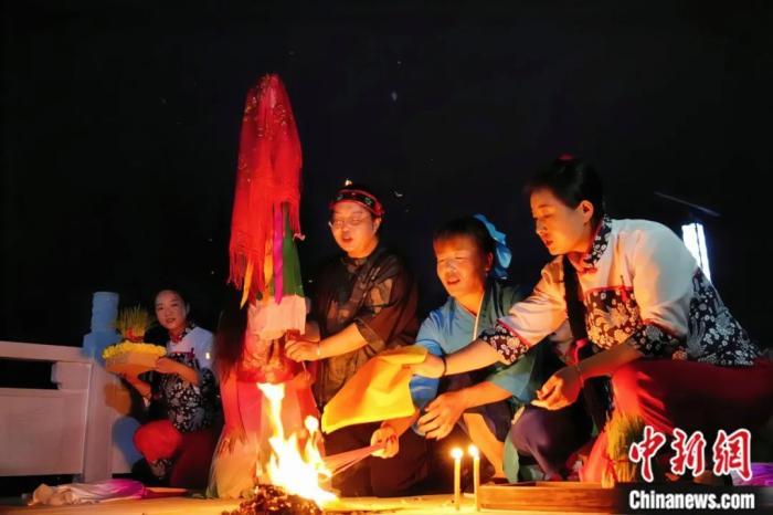持續(xù)七天八夜的乞巧節(jié)正在西漢水上游的甘肅省西和縣進(jìn)行。西和縣姜席鎮(zhèn)晚霞湖畔，民眾“巧頭”點蠟、炷香、焚裱紙、跪拜，準(zhǔn)備將“巧娘娘”請進(jìn)院。魏朵朵 攝