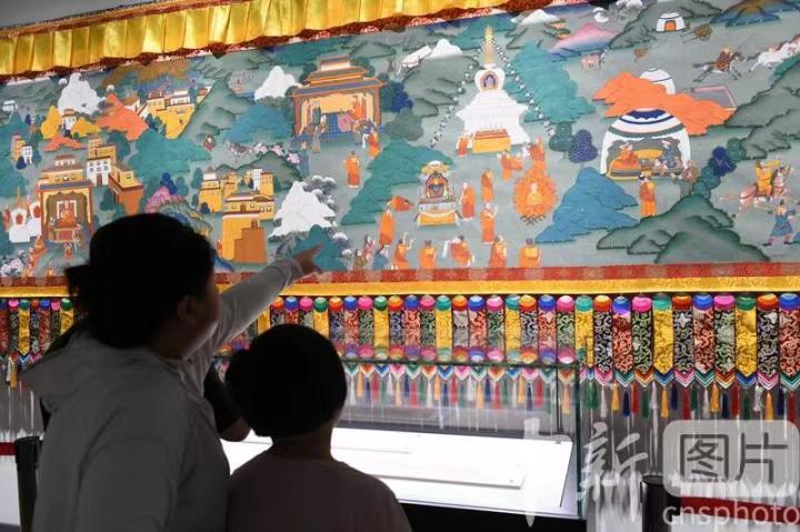 圖為觀眾觀看唐卡《涼州會盟》。 中新社記者 戴文昌 攝