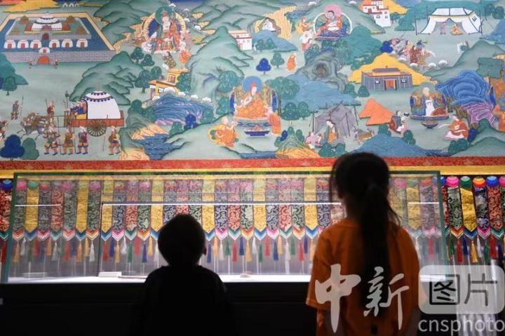 圖為觀眾參觀唐卡《涼州會盟》。 中新社記者 戴文昌 攝