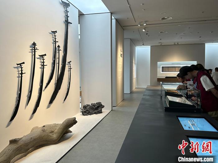 圖為觀眾在甘肅簡牘博物館參觀。中新社記者 戴文昌 攝