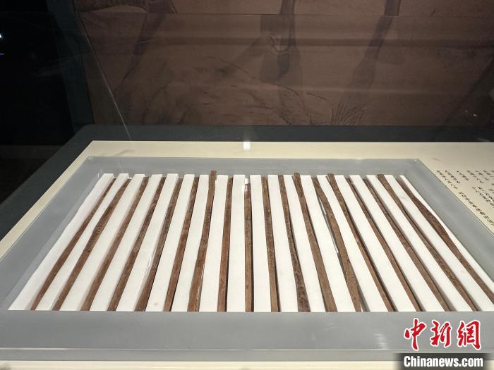 圖為甘肅簡牘博物館展陳的漢簡。中新社記者 戴文昌 攝
