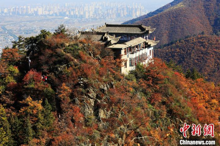深秋，位于蘭州市榆中縣的興隆山，漫山遍野成五彩顏色。張?zhí)鞂?攝