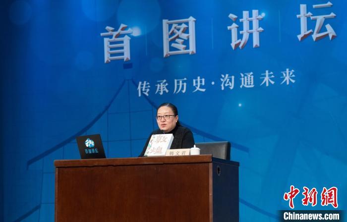 敦煌研究院文化弘揚(yáng)部講解科科長(zhǎng)韓文君。　湖南文藝出版社供圖