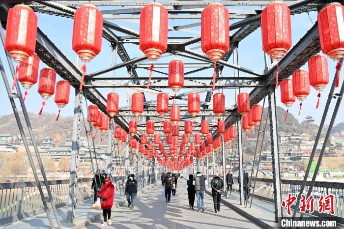 1月30日，裝扮一新的中山橋?yàn)榧磳⒌絹淼男麓杭压?jié)增添節(jié)日氛圍。九美旦增 攝</p><p>