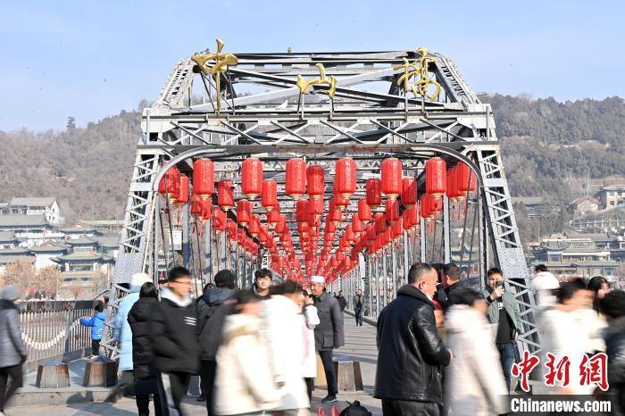 1月30日，裝扮一新的中山橋?yàn)榧磳⒌絹淼男麓杭压?jié)增添節(jié)日氛圍。九美旦增攝</p><p>