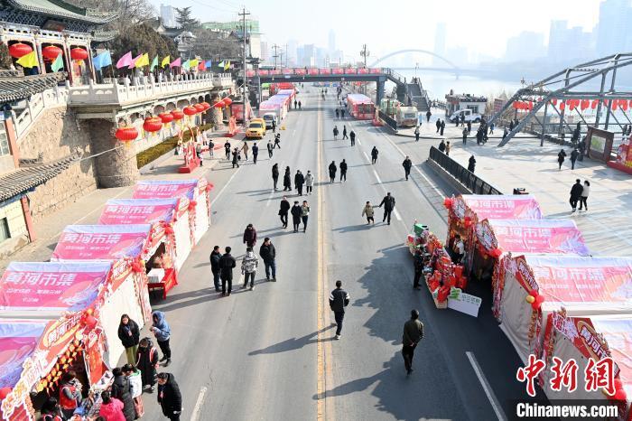 1月30日，蘭州黃河畔的年貨集市吸引顧客選購(gòu)年貨。九美旦增 攝</p><p>