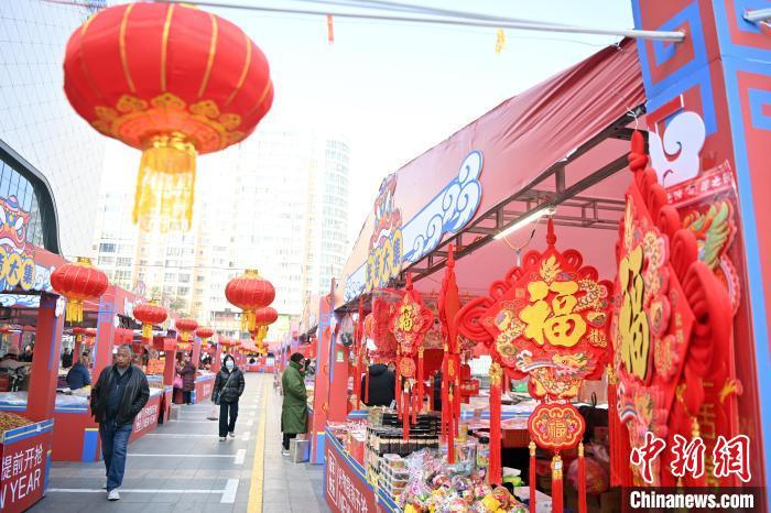 1月30日，蘭州街頭琳瑯滿目的年貨吸引顧客選購(gòu)。九美旦增 攝</p><p>