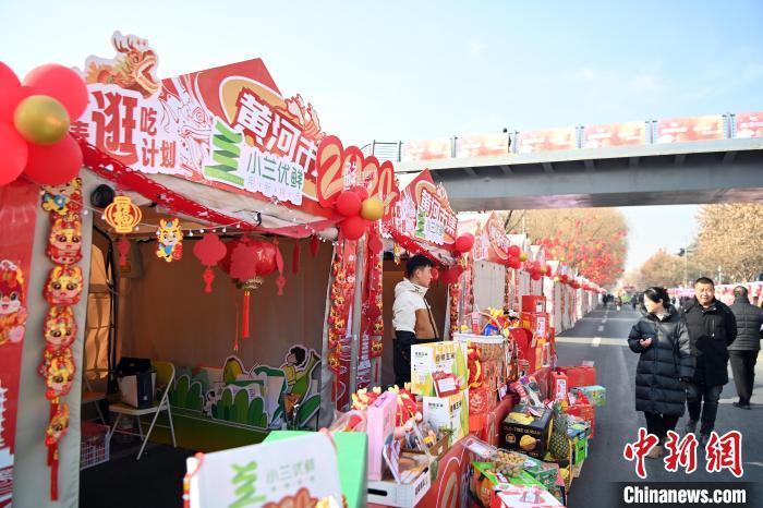 1月30日，蘭州黃河畔的年貨集市吸引顧客選購(gòu)年貨。九美旦增 攝</p><p>
