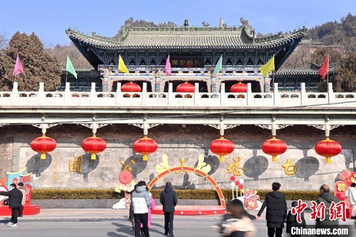 1月30日，裝扮一新的蘭州白塔山公園節(jié)日氛圍濃厚。九美旦增 攝</p><p>
