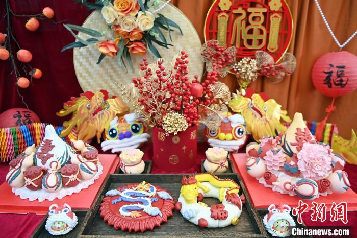 1月25日，春節(jié)臨近，蘭州一花饃店“龍”元素花饃熱銷。圖為展出的“龍”元素花饃。九美旦增 攝