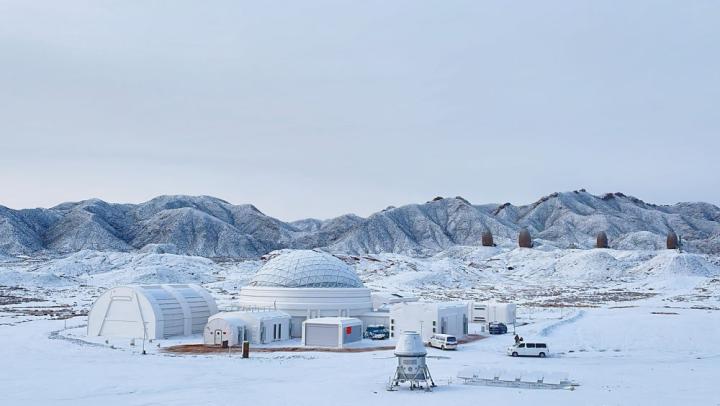 2023年12月14日拍攝的甘肅省金昌市“火星1號(hào)基地”雪后景象。新華社發(fā)(李婷 攝)