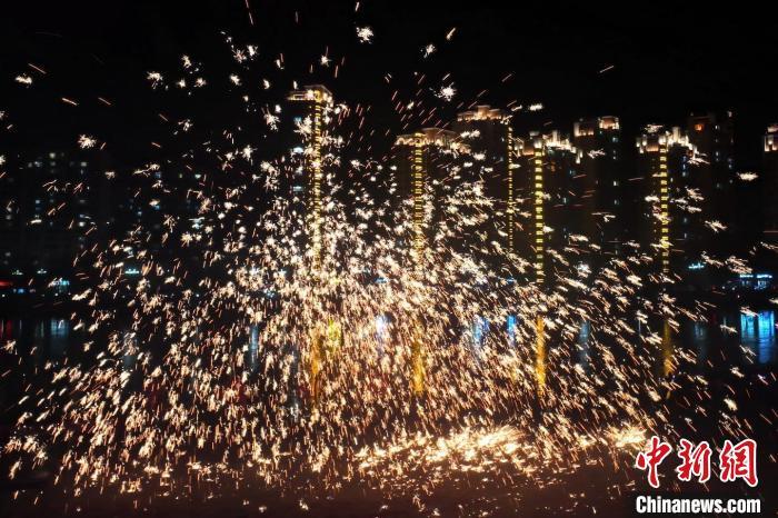 “過年打鐵花”是臨夏州永靖縣的民俗傳統(tǒng)。這項(xiàng)民俗表演，其實(shí)有著硬核技術(shù)作支撐，那就是入選國家級非遺的“永靖王氏生鐵冶鑄技藝”。侯奇志 攝</p>
<p>