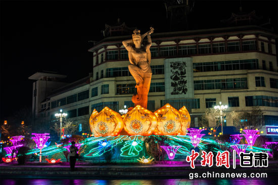 2024年春節(jié)期間，敦煌市中心盤旋路上的反彈琵琶燈組。王斌銀 攝