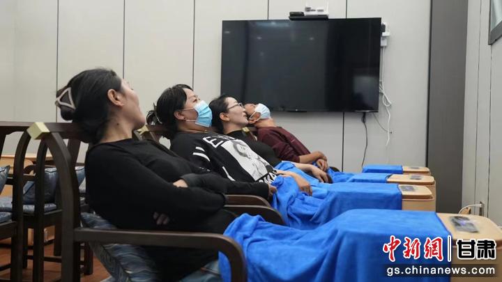圖為當?shù)鼐用耋w驗藏醫(yī)院診療。卓瑪草 攝