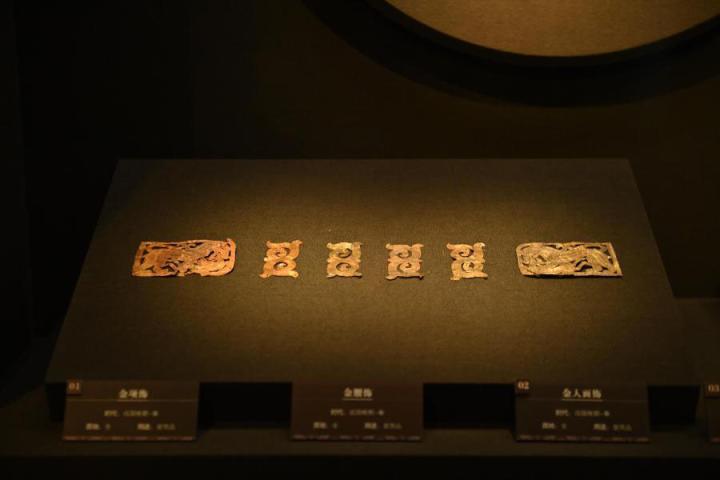 張家川縣馬家塬車輿博物館展陳的馬家塬遺址出土的金項飾、金腰飾、金人畫飾等。李亞龍 攝　　