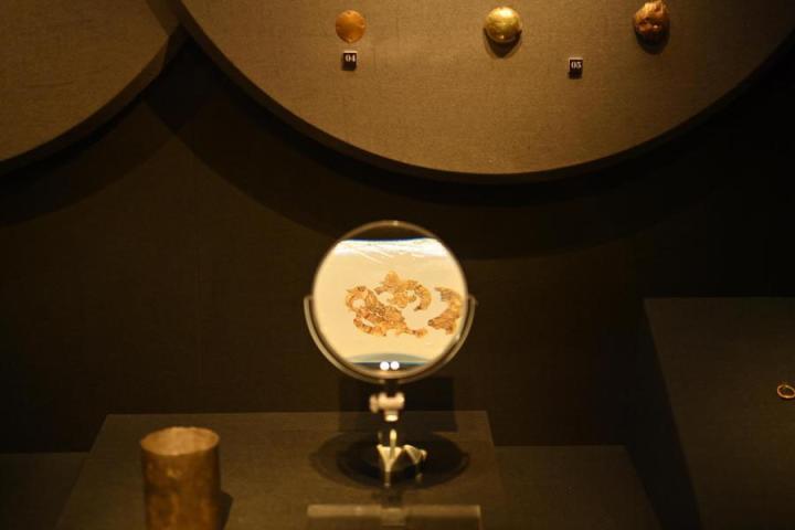 張家川縣馬家塬車輿博物館展陳的馬家塬遺址出土的金飾。李亞龍 攝　