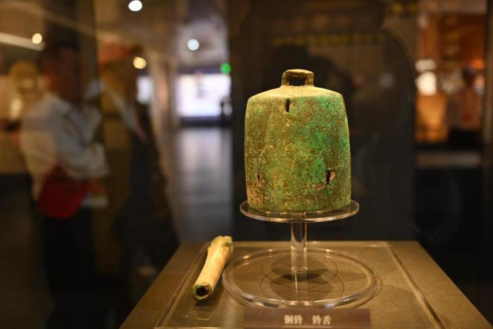 張家川縣馬家塬車輿博物館展陳的馬家塬遺址出土的銅鈴。李亞龍 攝