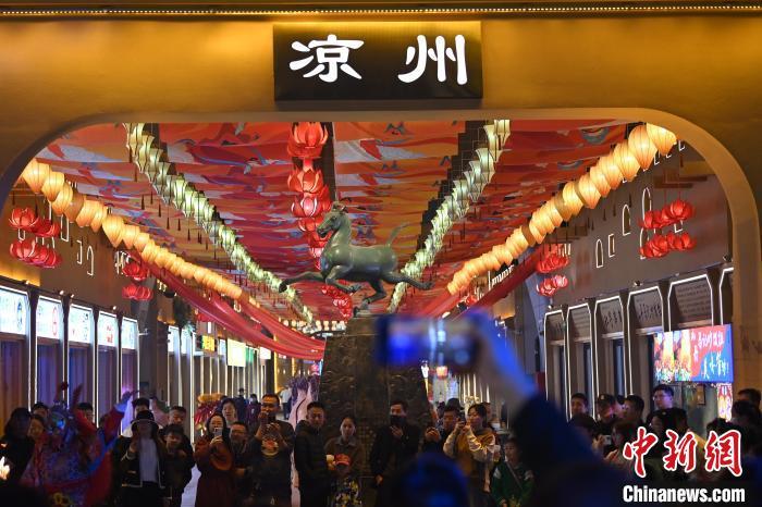 圖為游人拍攝煥然一新亮相的街區(qū)。李亞龍 攝</p>
<p>