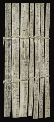 漢簡《康居王使者冊》。此簡記載了西域康居國使者前來“進(jìn)貢”駱駝，抵達(dá)敦煌遇到不公后反映問題，朝廷受理解決的經(jīng)過。新華社發(fā)（甘肅簡牘博物館供圖）