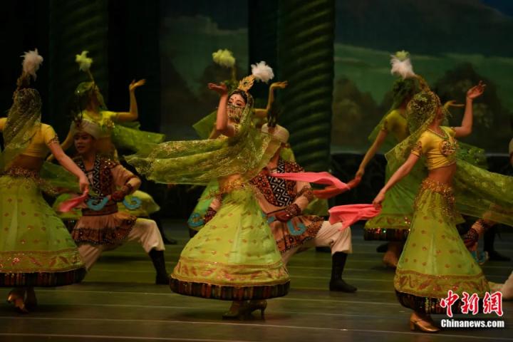 2024年2月23日晚，中國(guó)經(jīng)典舞劇《絲路花雨》在甘肅蘭州演出恭賀新春。李亞龍 攝