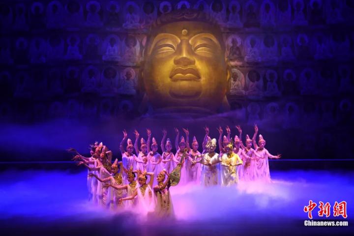 2024年2月23日晚，中國(guó)經(jīng)典舞劇《絲路花雨》在甘肅蘭州演出恭賀新春。李亞龍 攝