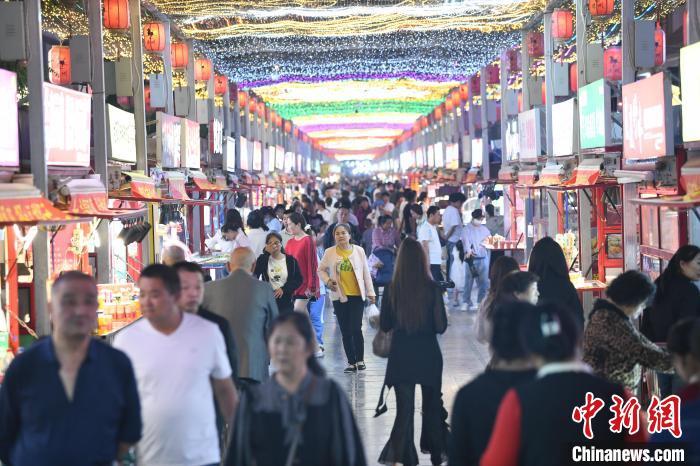 圖為燈光亮起，明清街夜市人氣漸旺?！〈魑牟?攝</p><p>