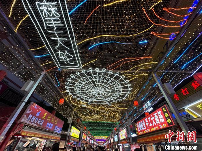 圖為明清街夜市燈光點亮具有武威文化元素的“摩天輪”彩燈?！〈魑牟?攝</p><p>