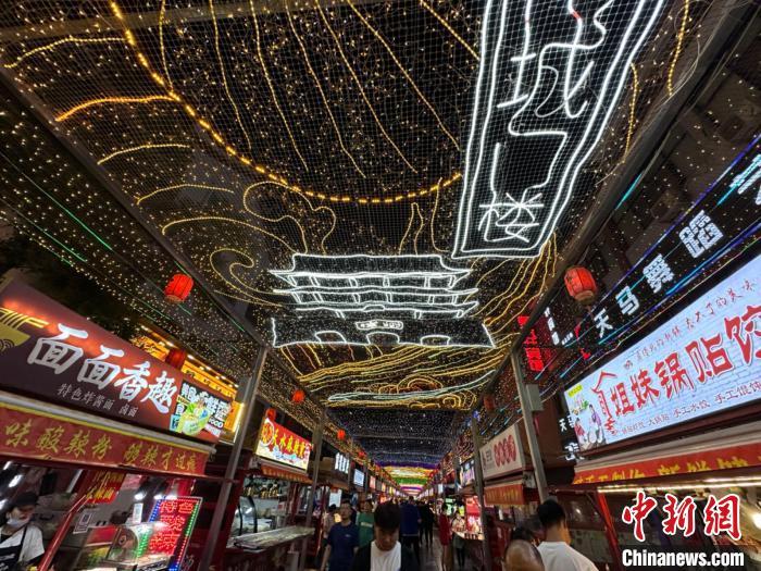 圖為明清街夜市燈光點亮具有武威文化元素的“涼州古城門”彩燈?！〈魑牟?攝</p><p>