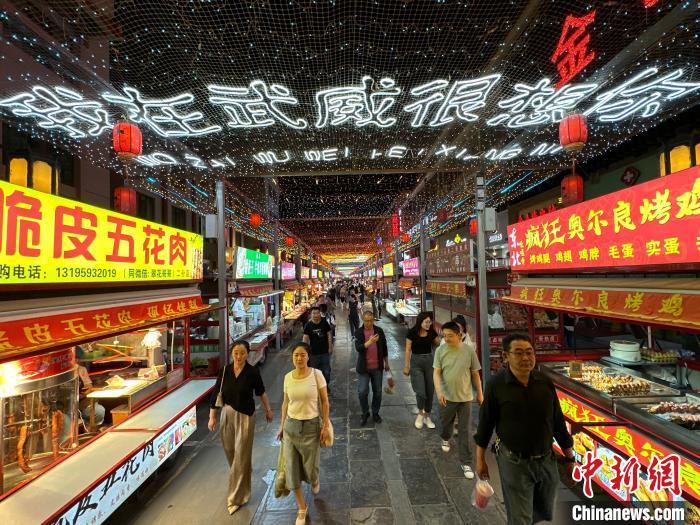 圖為明清街夜市燈光點亮“我在武威很想你”。　戴文昌 攝</p><p>