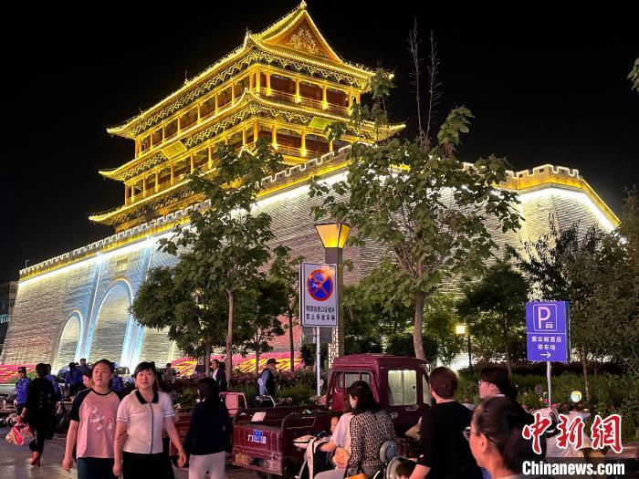 圖為夜幕降臨，涼州古城門燈光亮起。　戴文昌 攝