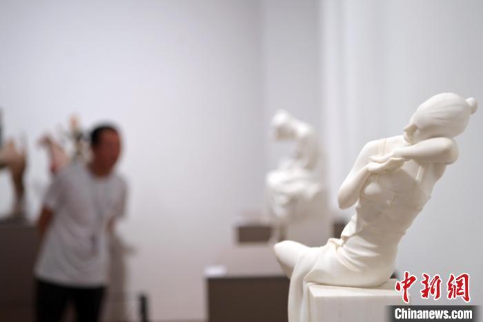5月21日，在“絲路印跡”雕塑藝術(shù)作品展展出的作品《綺羅香·香》。九美旦增 攝</p>
<p>
