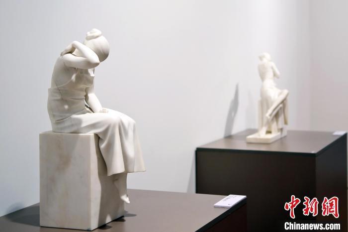 5月21日，在“絲路印跡”雕塑藝術(shù)作品展展出的雕塑作品《聲聲慢·艾艾》。九美旦增 攝</p>
<p>