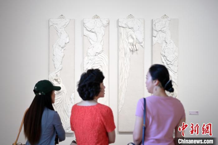 5月21日，觀眾參觀在“絲路印跡”雕塑藝術(shù)作品展展出的作品《無相》。九美旦增 攝</p>
<p>