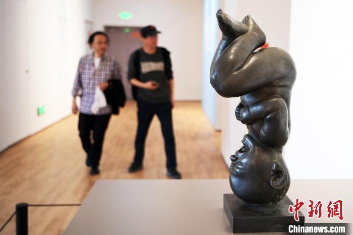 5月21日，觀眾參觀“絲路印跡”雕塑藝術(shù)作品展展出的雕塑作品。九美旦增 攝</p>
<p>
