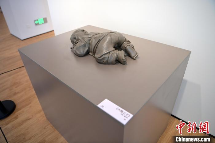 5月21日，在“絲路印跡”雕塑藝術(shù)作品展展出的作品《大地之子》。九美旦增 攝</p>
<p>