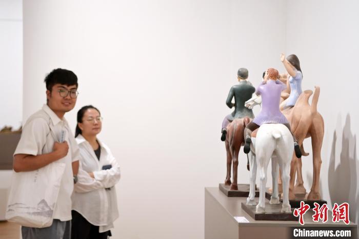 5月21日，觀眾參觀在“絲路印跡”雕塑藝術(shù)作品展展出的雕塑作品《絲路話語》。九美旦增 攝</p>
<p>