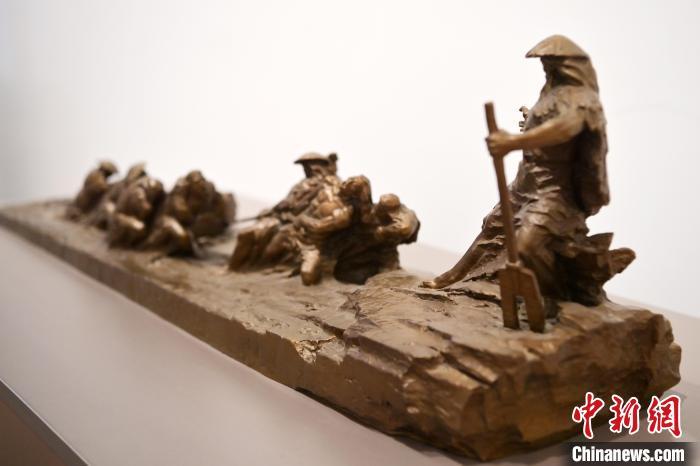 5月21日，在“絲路印跡”雕塑藝術(shù)作品展展出的作品《治水為民·禹德九州》。九美旦增 攝</p>
<p>
