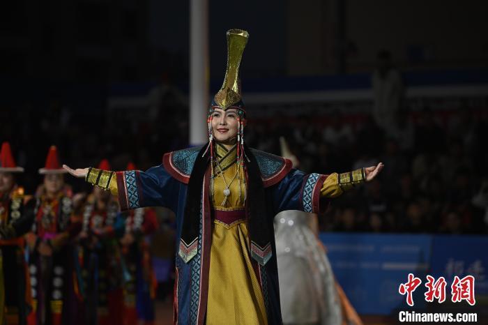 圖為開幕式現(xiàn)場蒙古族服飾秀。李亞龍 攝