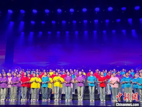 5月28日晚，“詩(shī)意甘肅·絲路長(zhǎng)風(fēng)三千里”——月出涼州·武威詩(shī)會(huì)在甘肅省武威市漢唐天馬城舉行。楊娜 攝